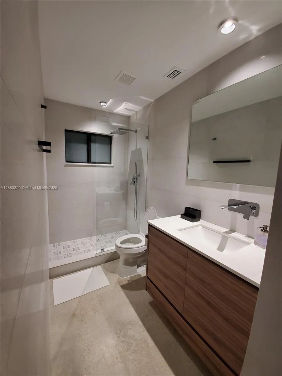77 NE 43rd St, #77
