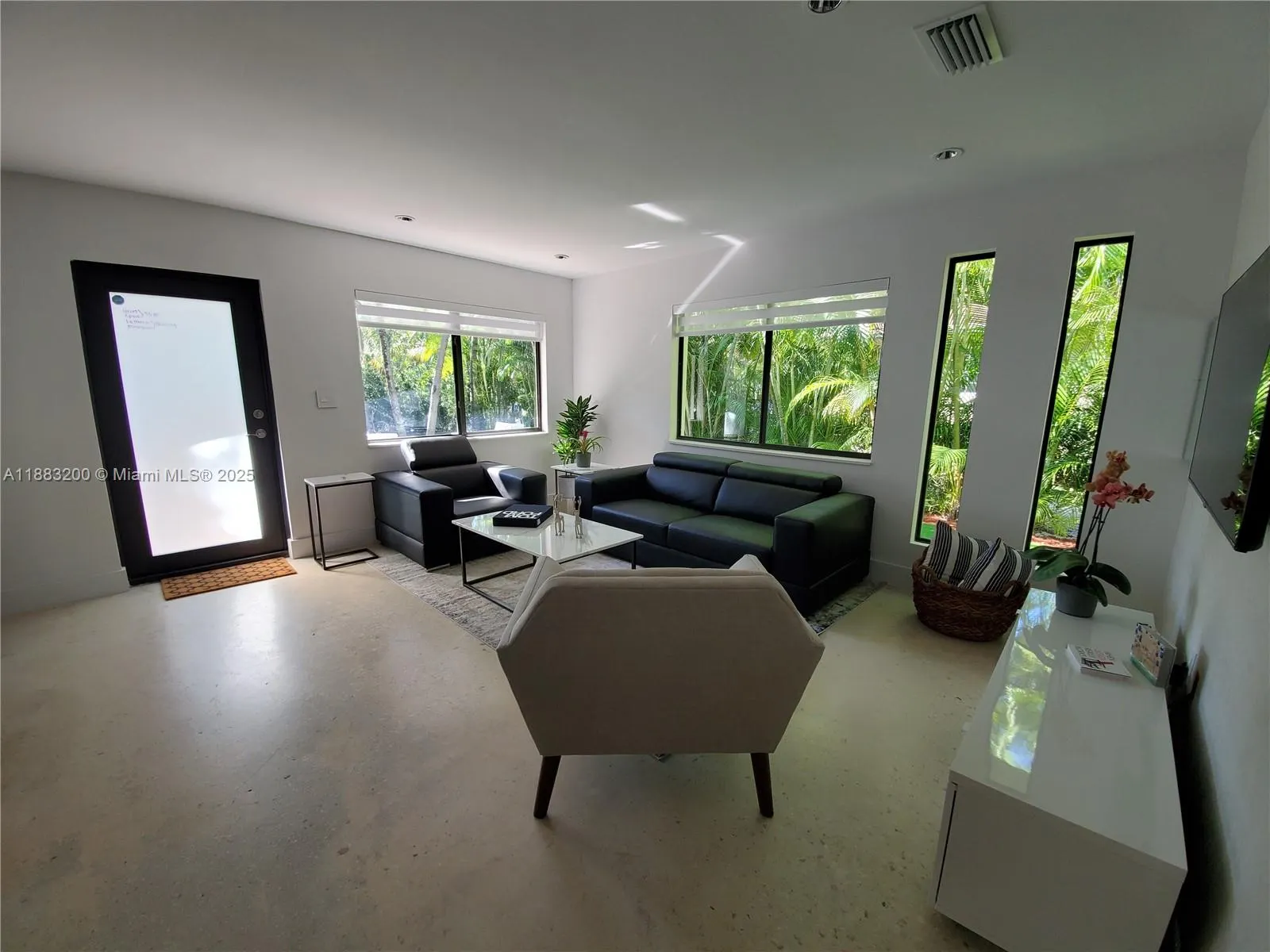 77 NE 43rd St, #77