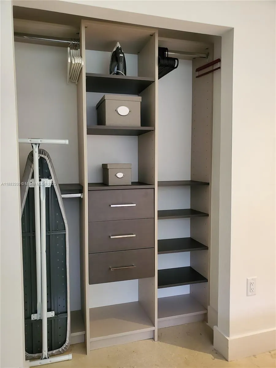77 NE 43rd St, #77