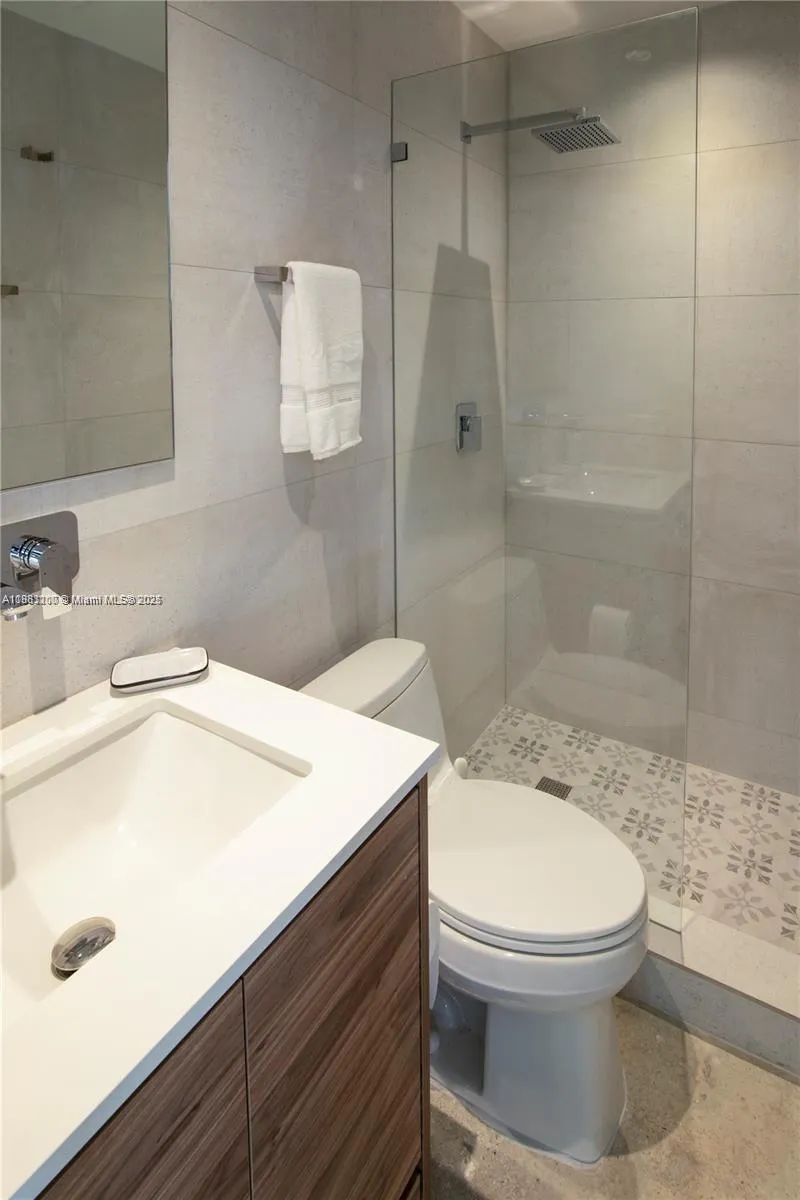 77 NE 43rd St, #77