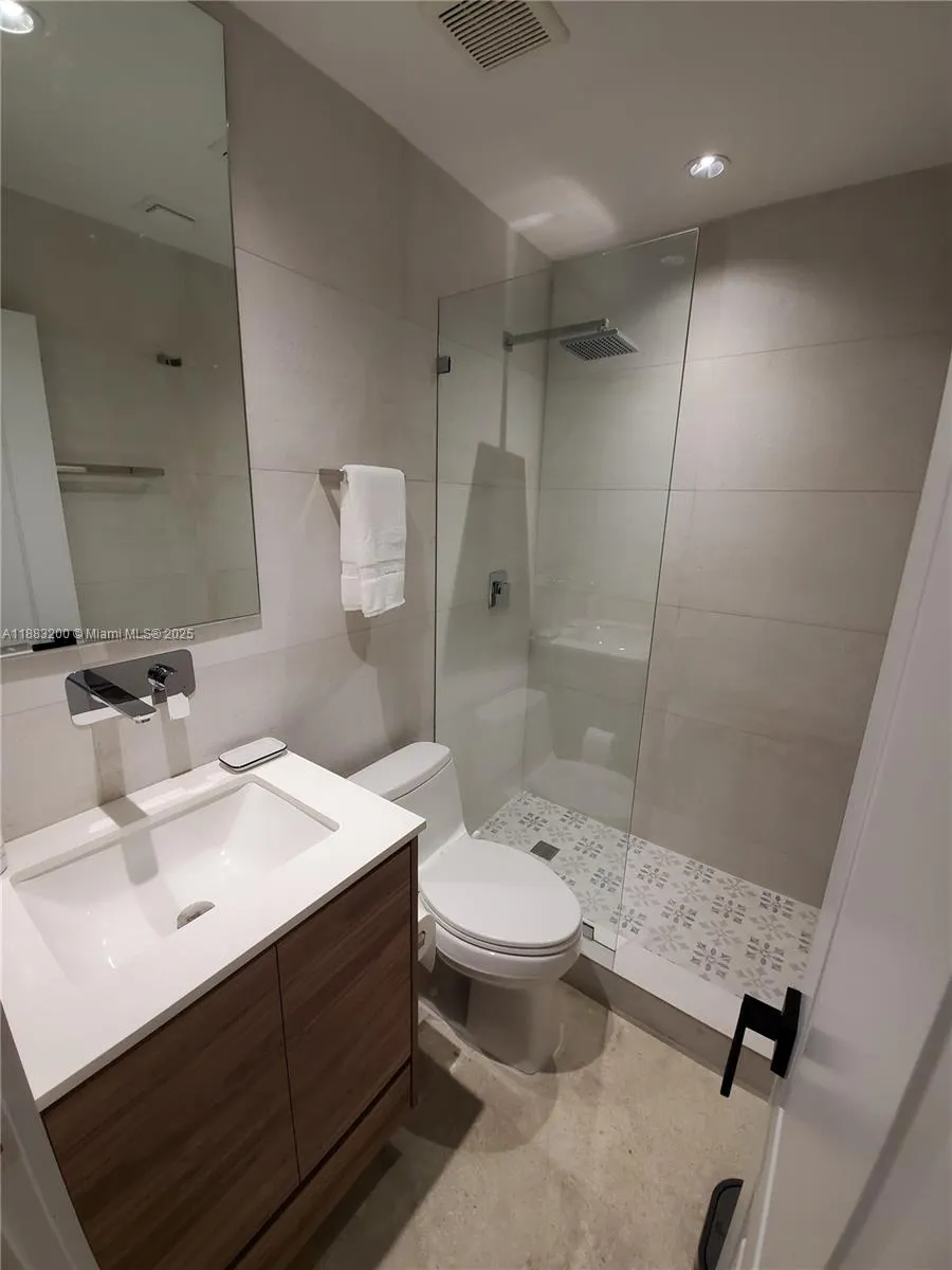 77 NE 43rd St, #77