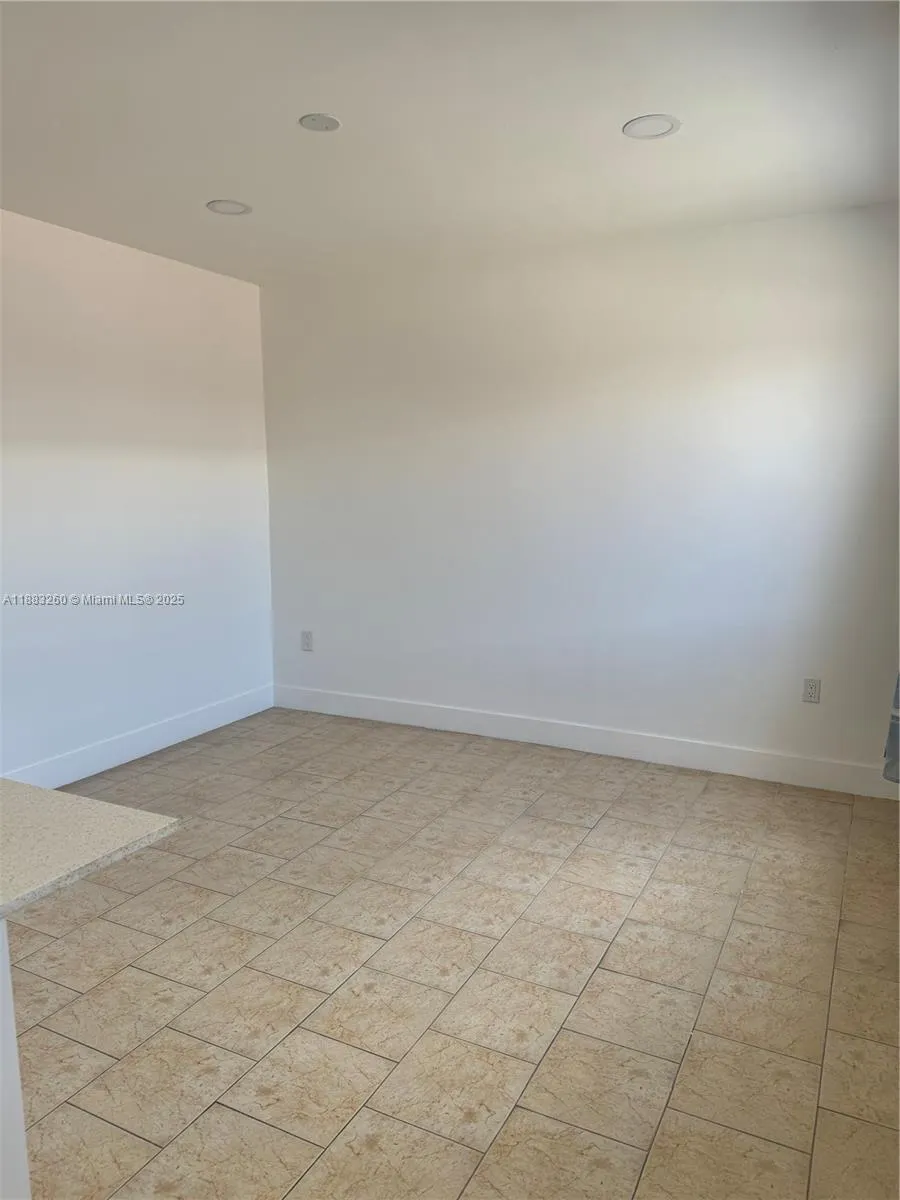 17 W 10th St, #3