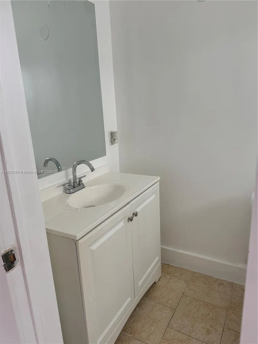 17 W 10th St, #3
