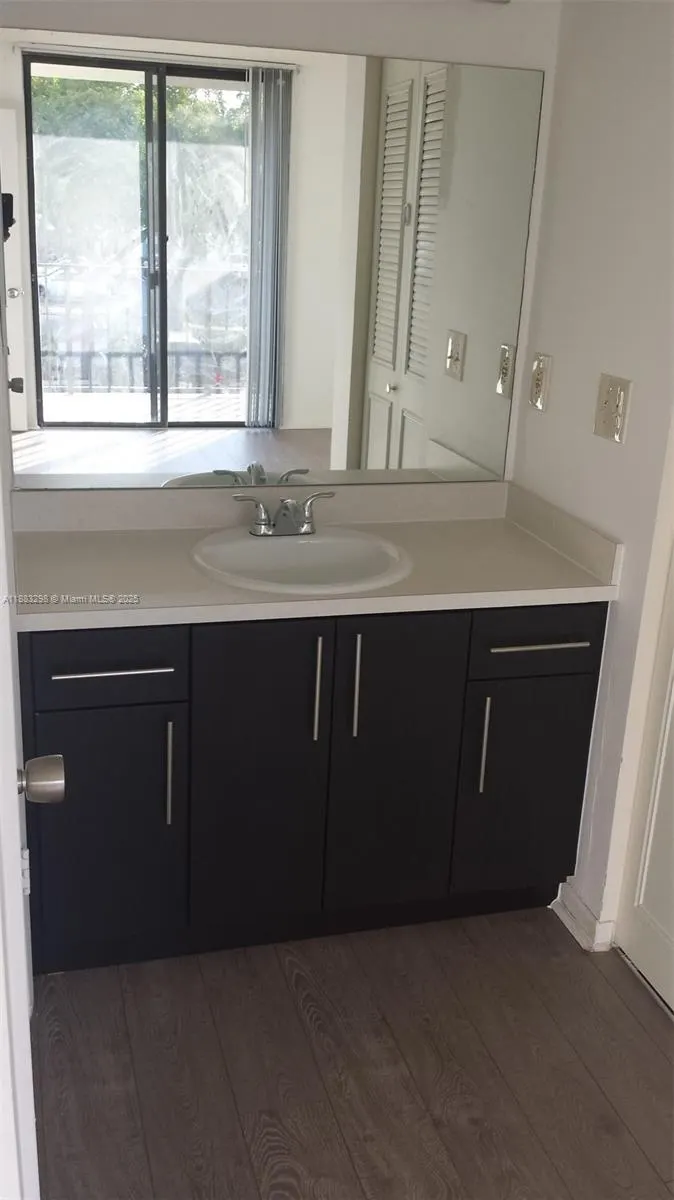 752 Executive Center Dr, #25