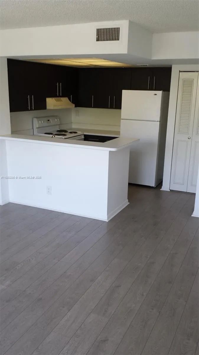 752 Executive Center Dr, #25