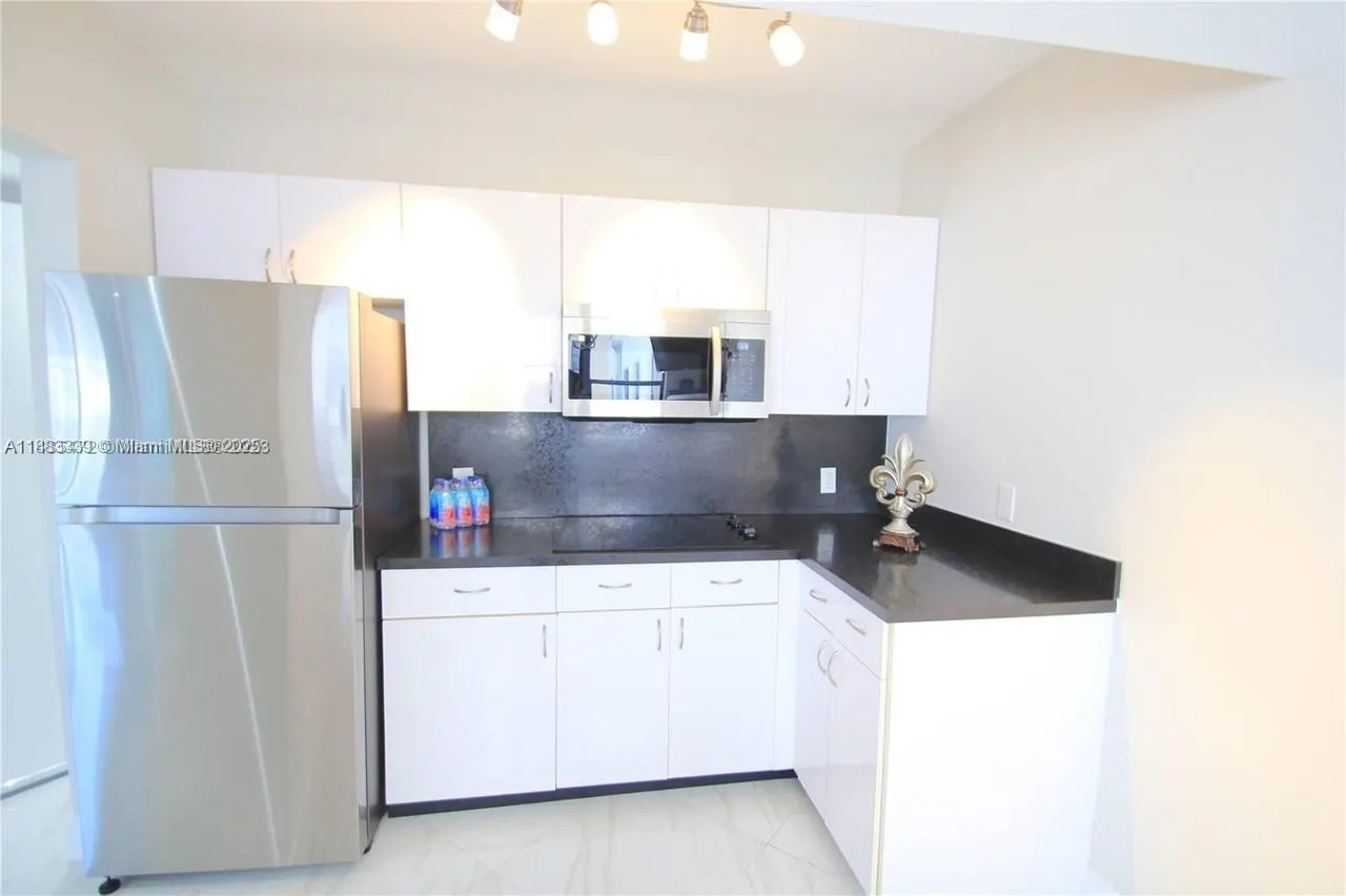 1390 Ocean Dr, #502