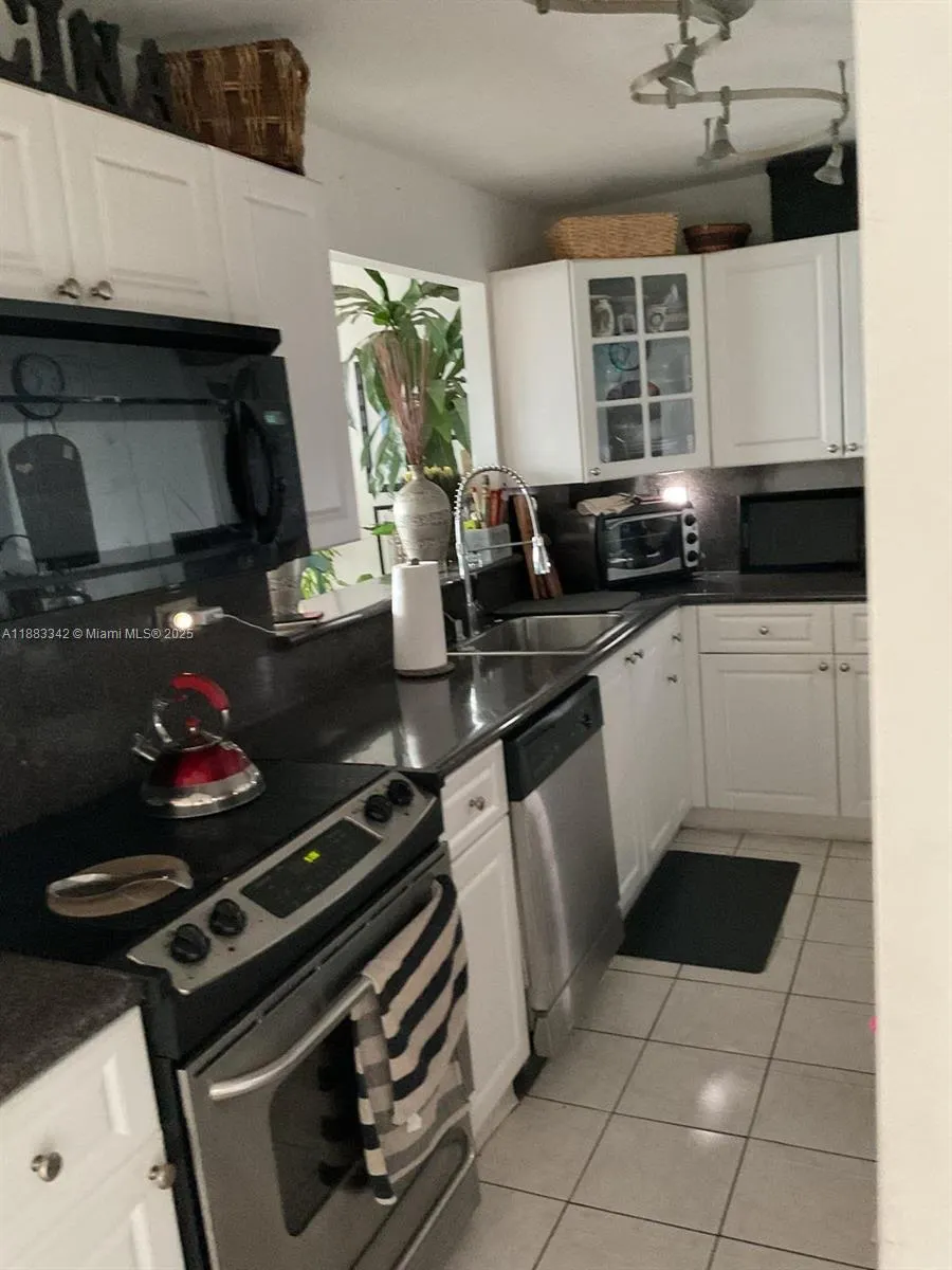 7135 Collins Ave, #533