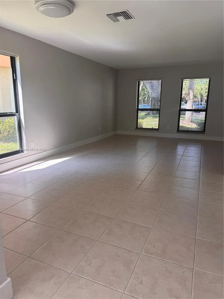 811 Sandtree Dr, #811
