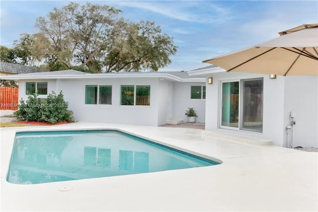 465 NW 11th St