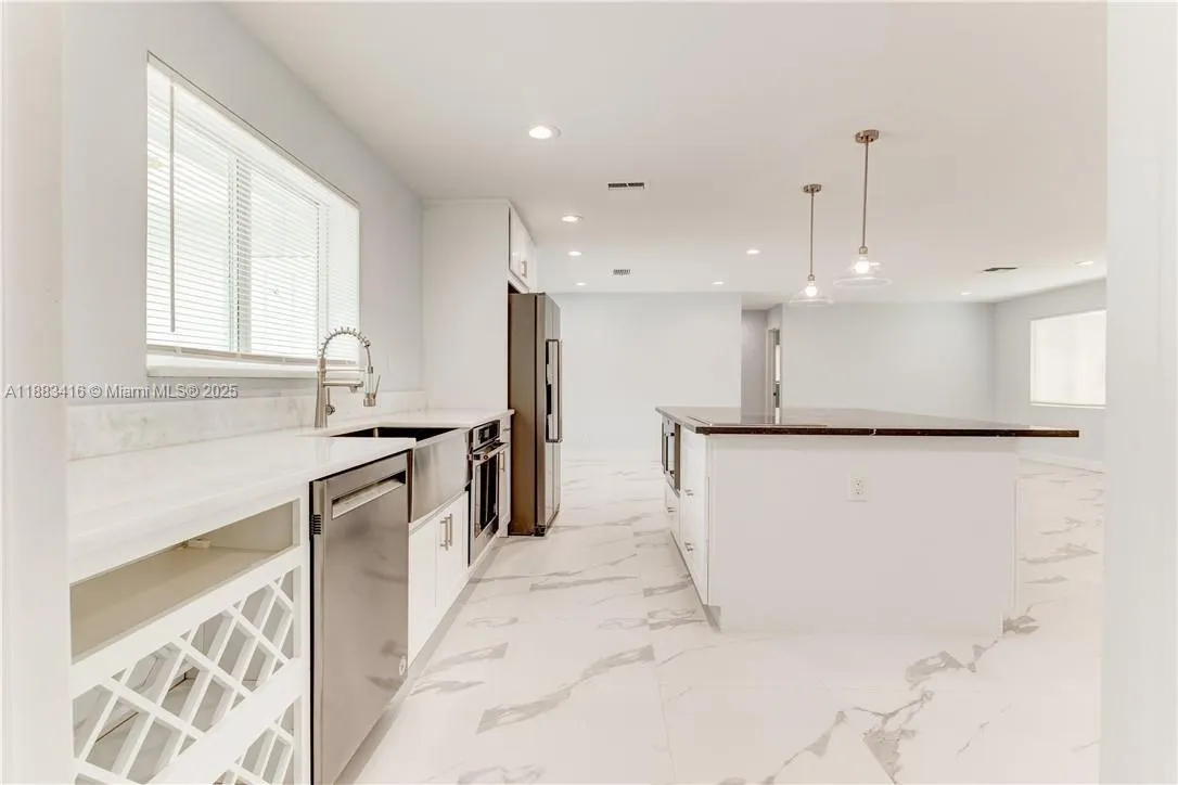 465 NW 11th St