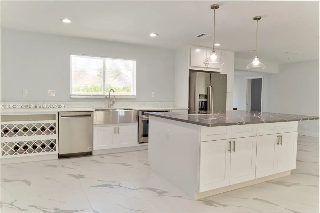 465 NW 11th St