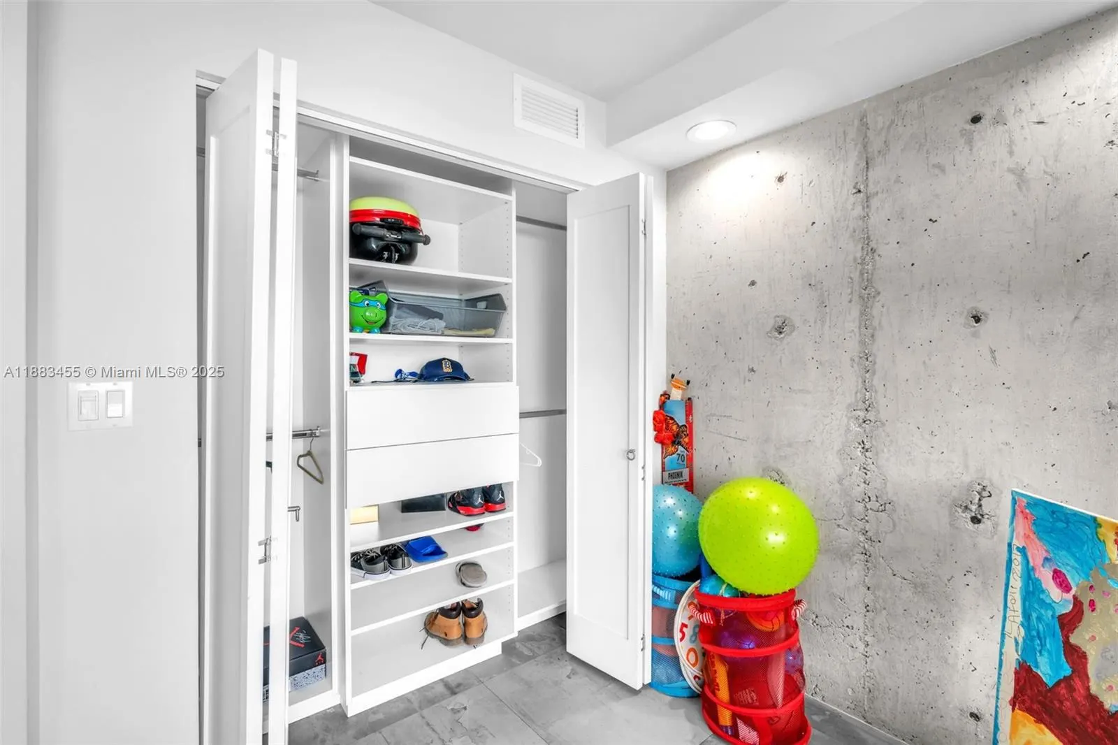 7135 Collins Ave, #736