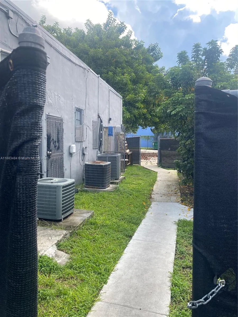 1082 NW 54th St
