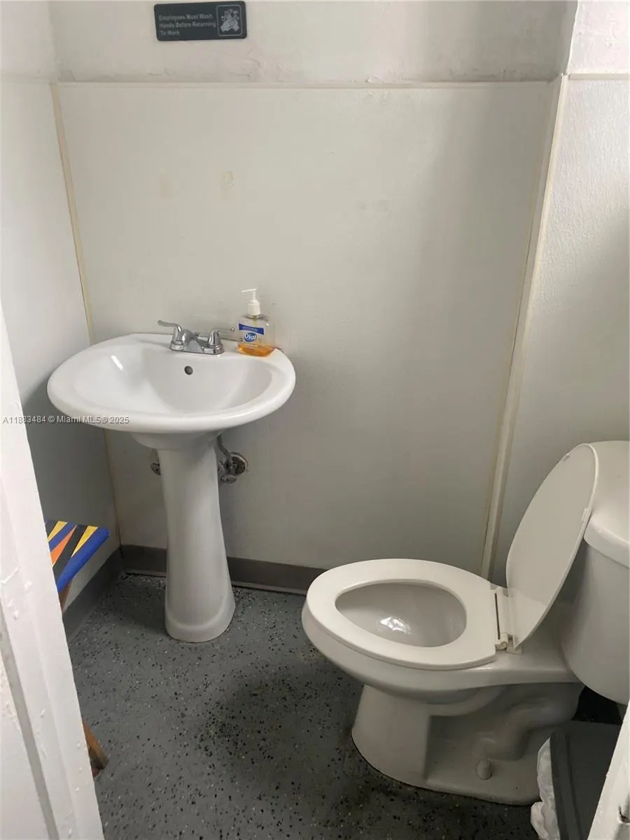 1082 NW 54th St