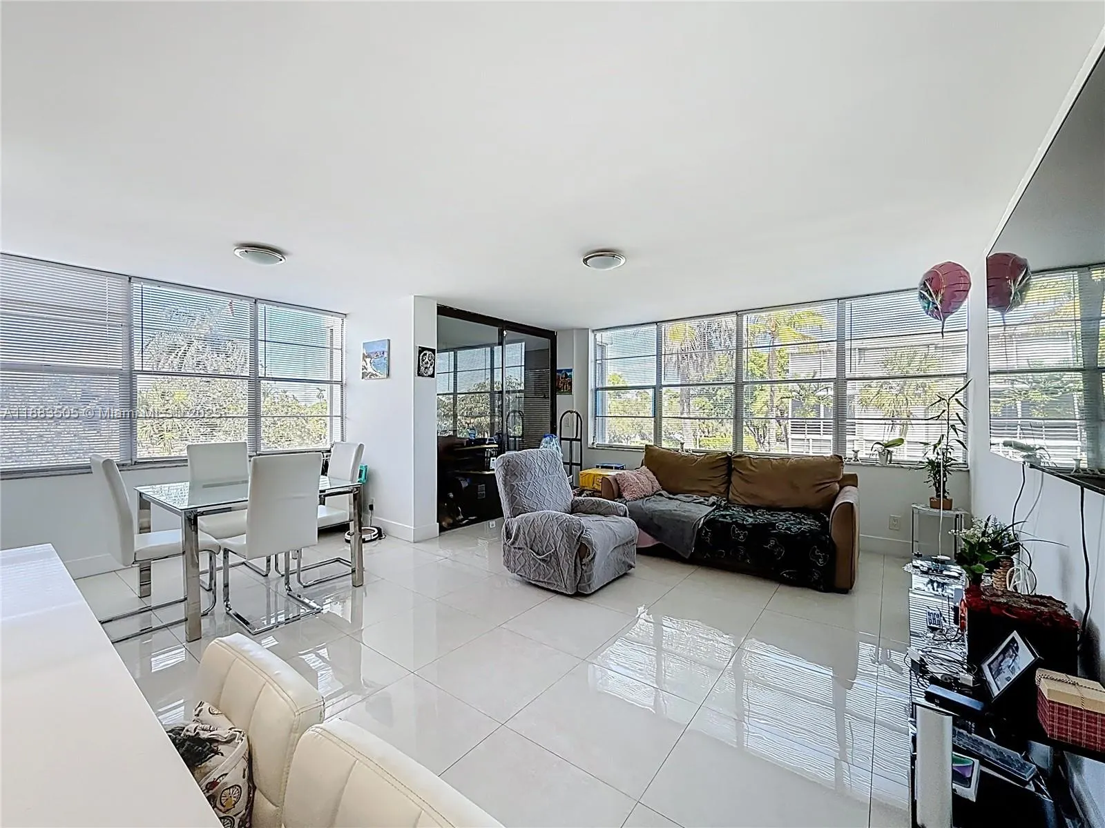 2751 Taft St, #304