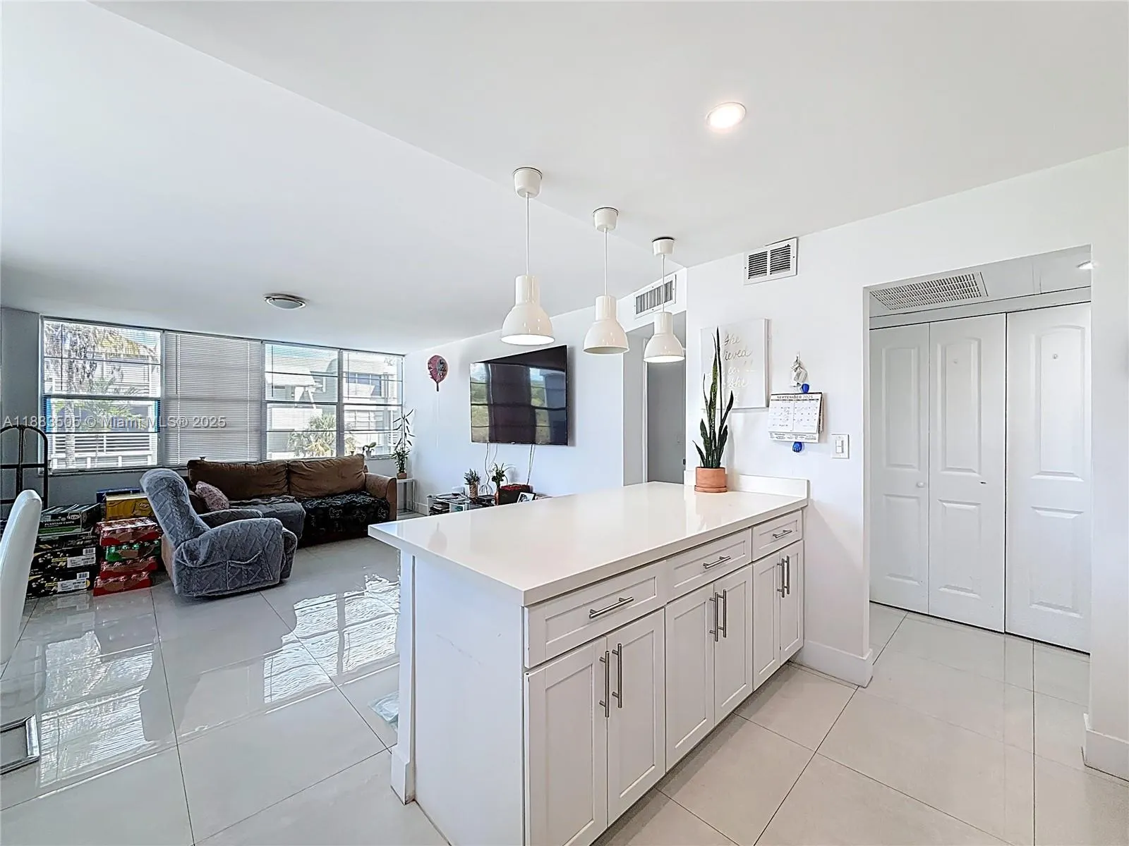 2751 Taft St, #304