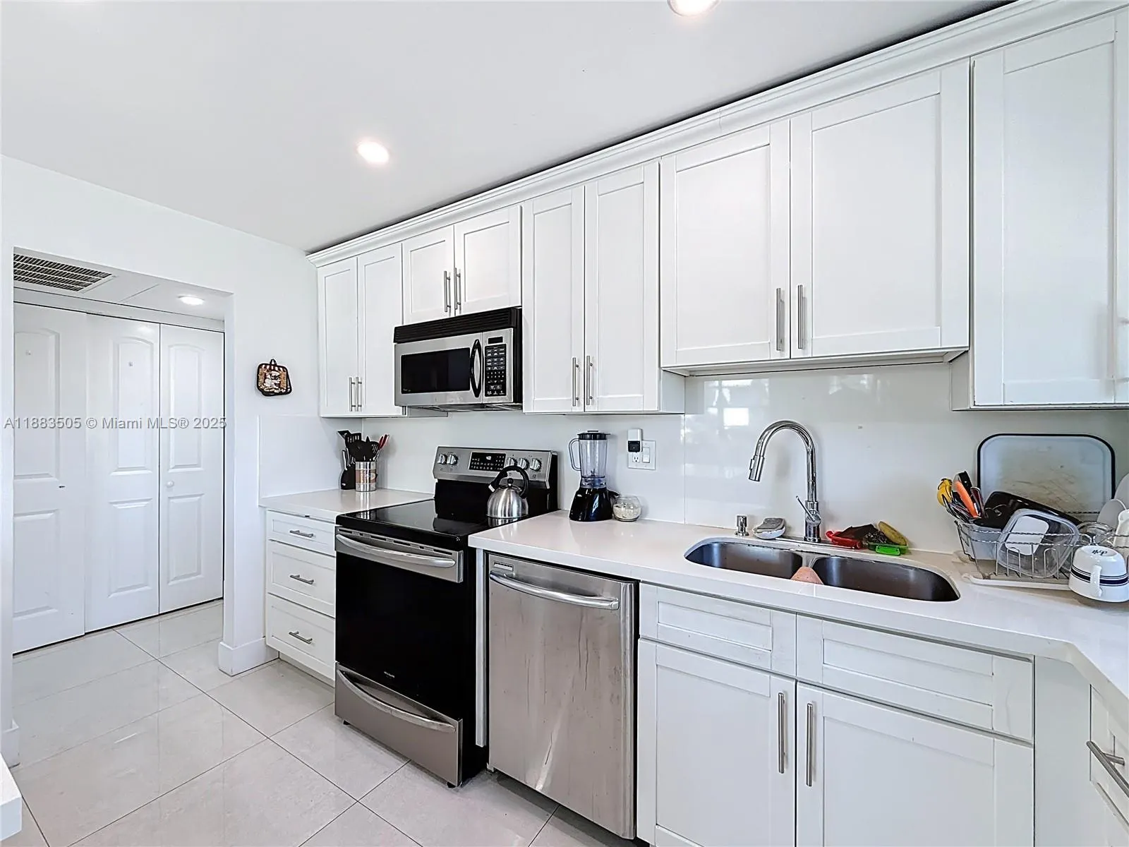 2751 Taft St, #304