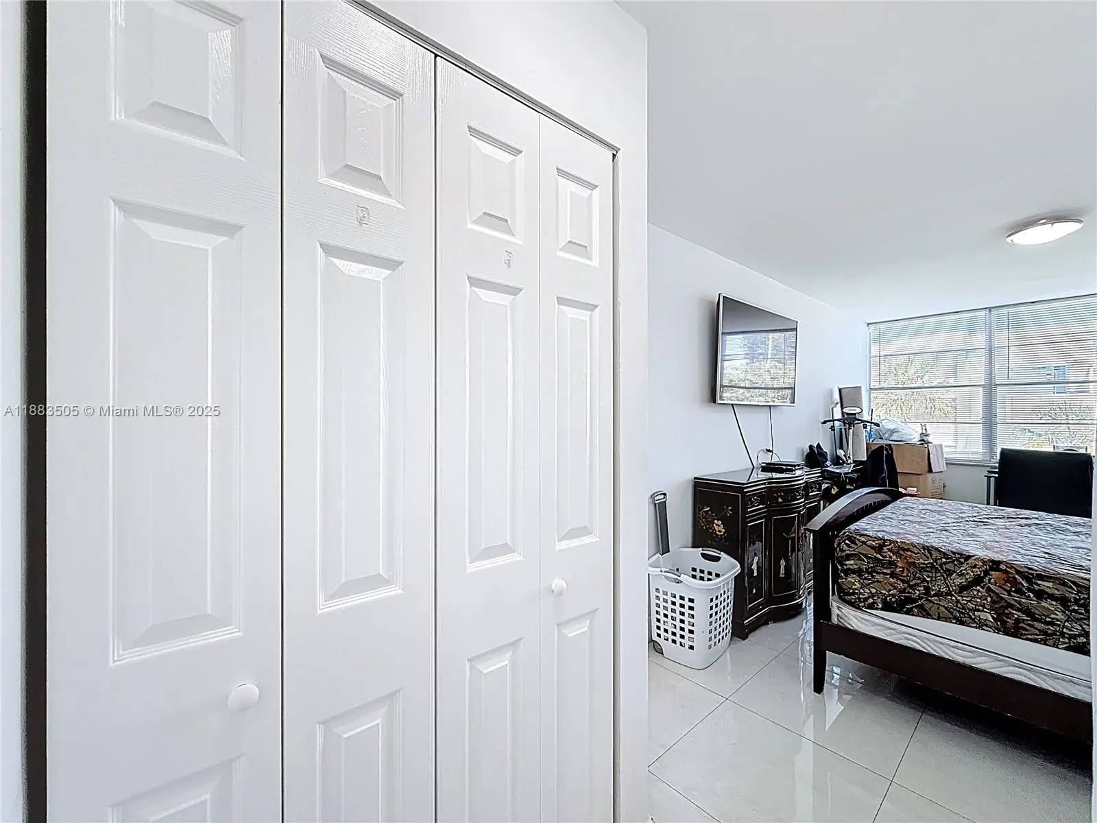 2751 Taft St, #304