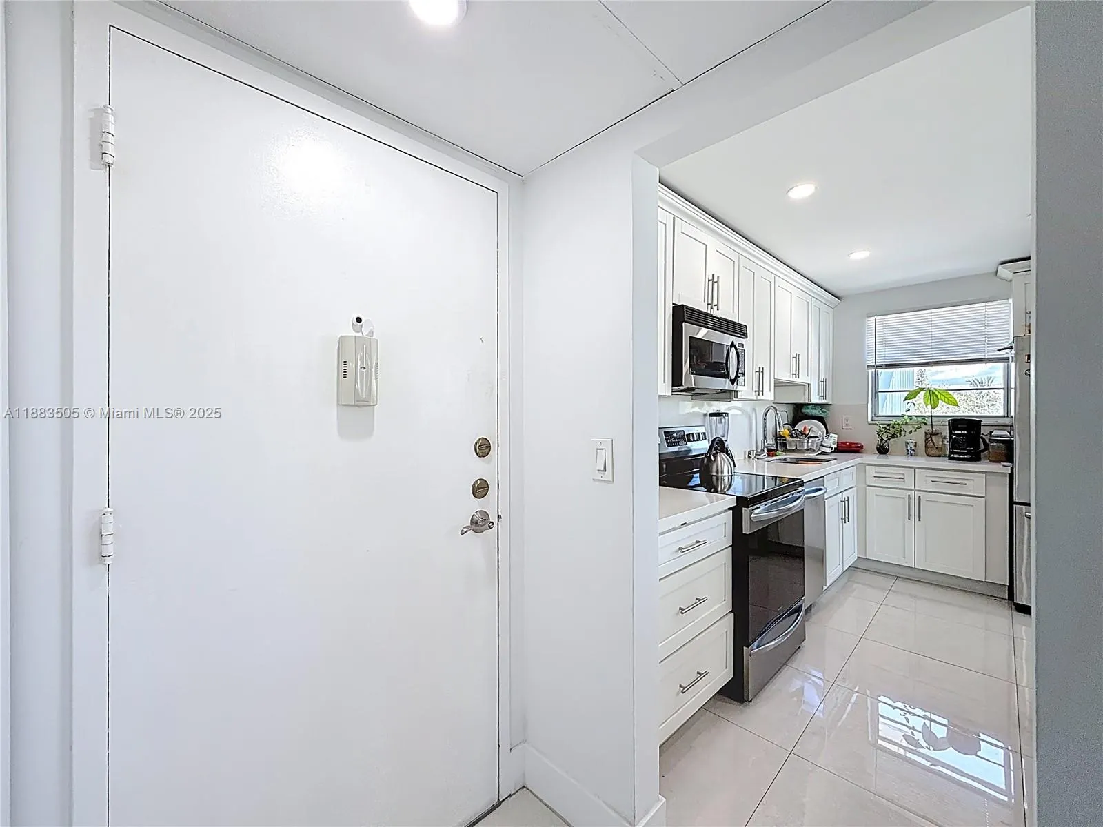 2751 Taft St, #304