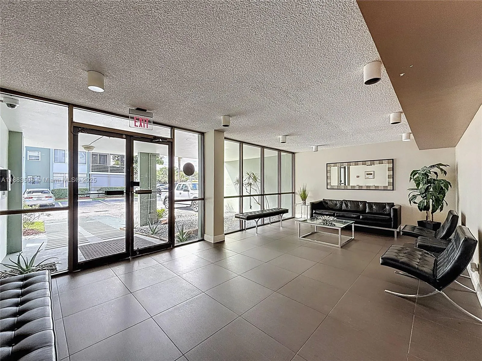2751 Taft St, #304