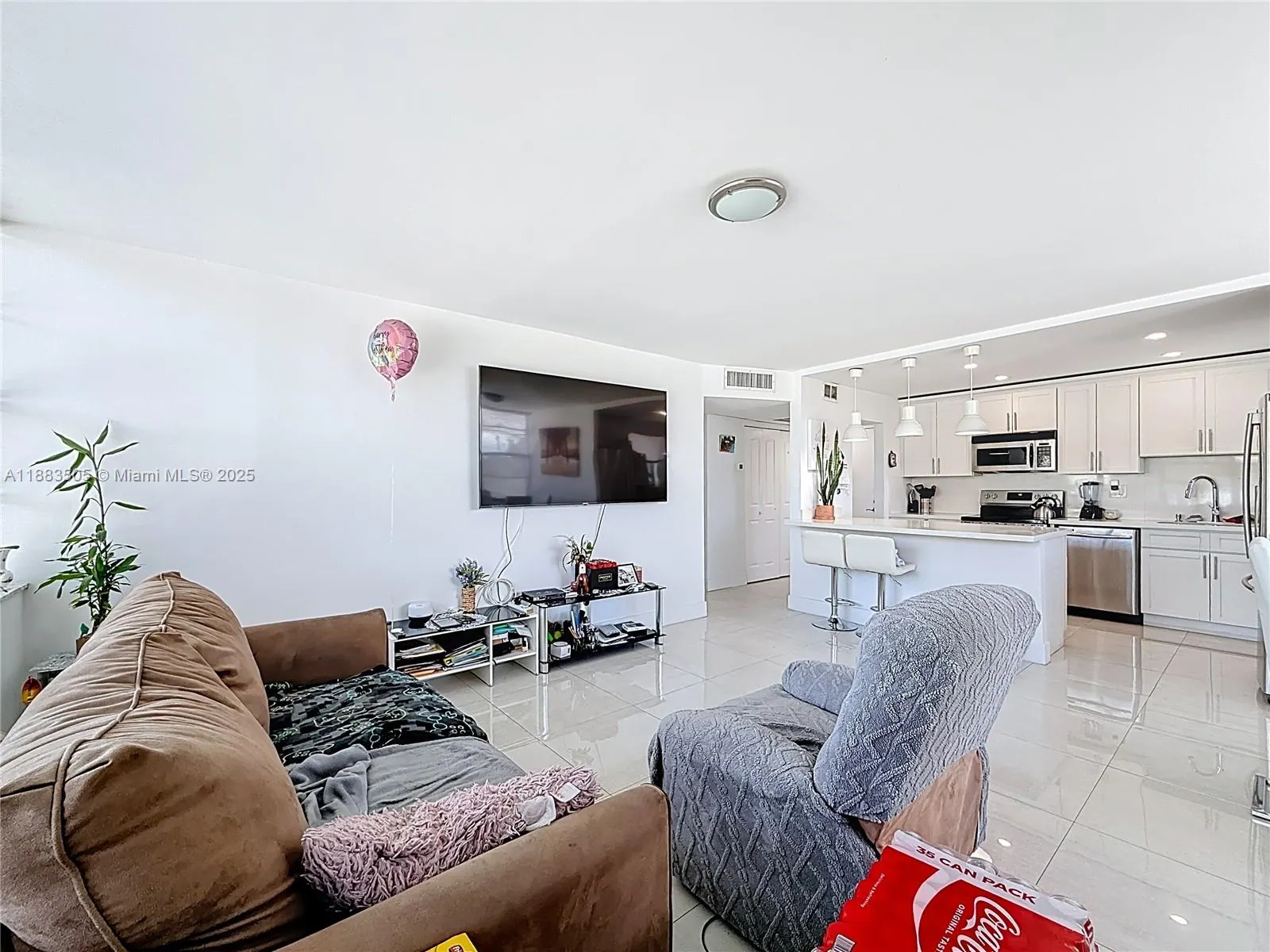 2751 Taft St, #304