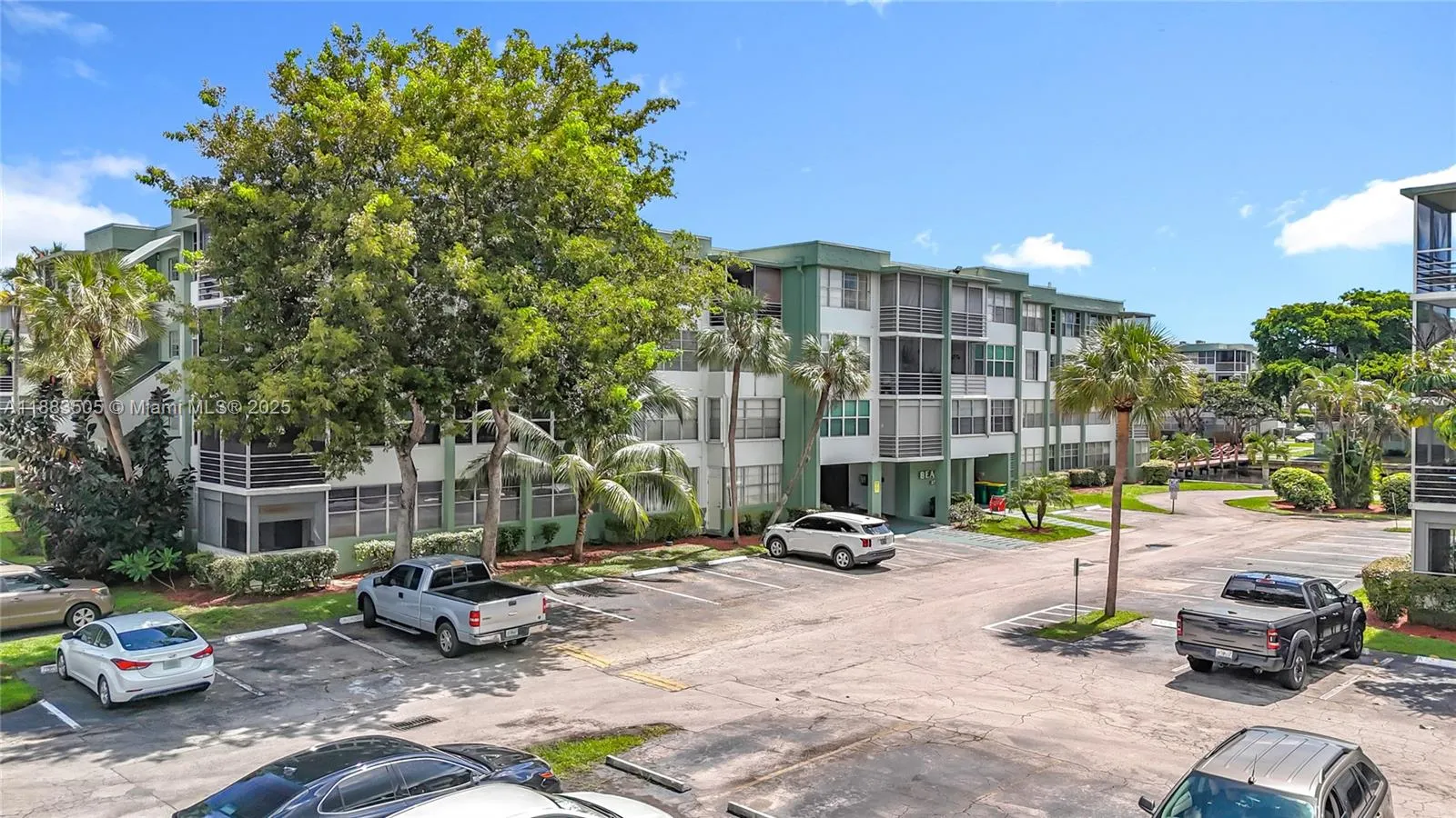 2751 Taft St, #304