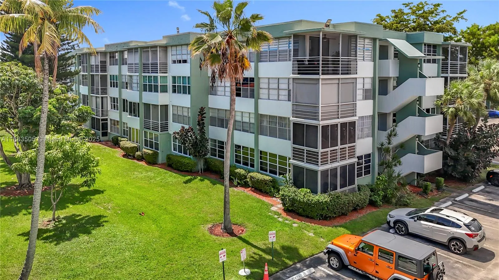 2751 Taft St, #304