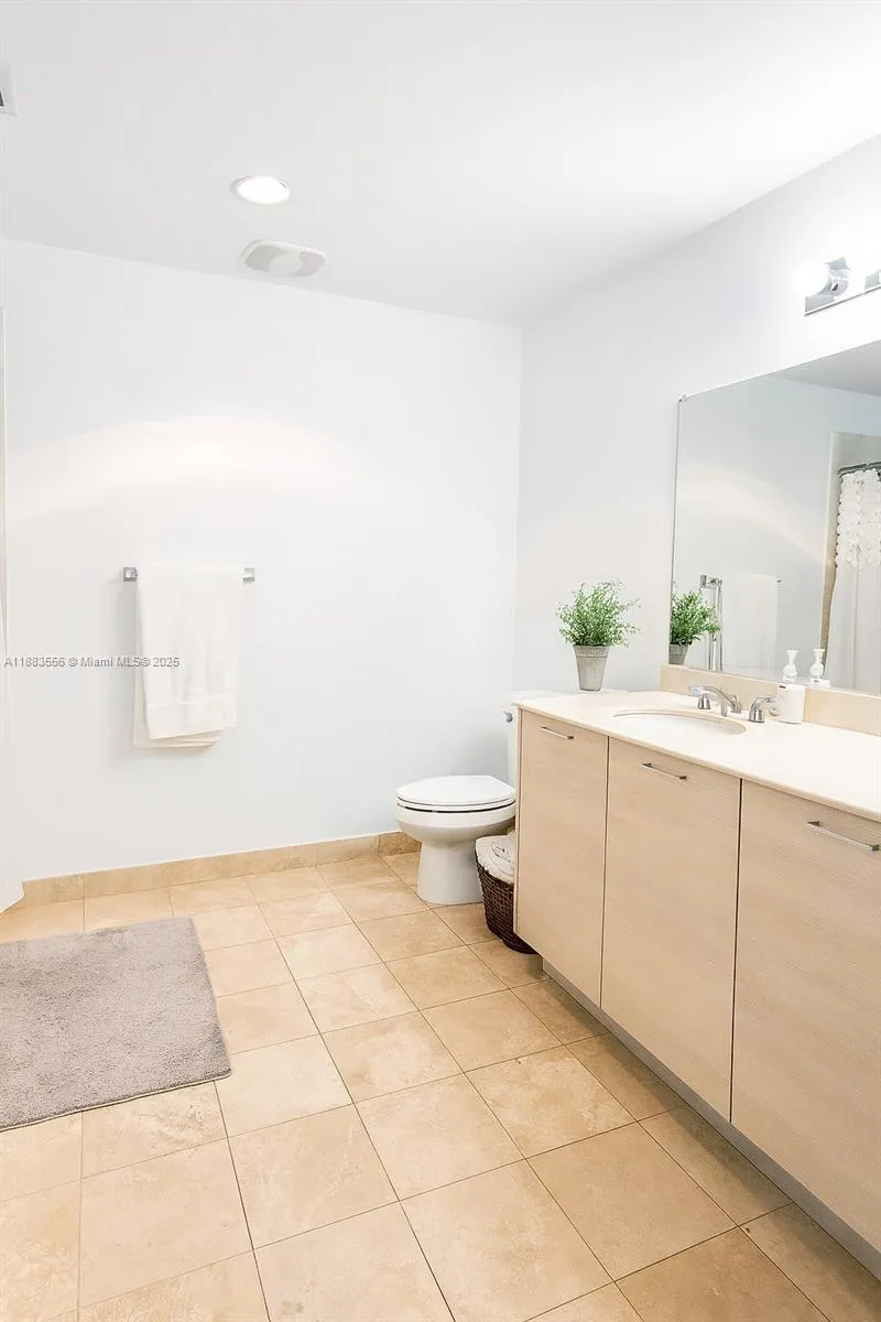 350 NE 24th St, #909