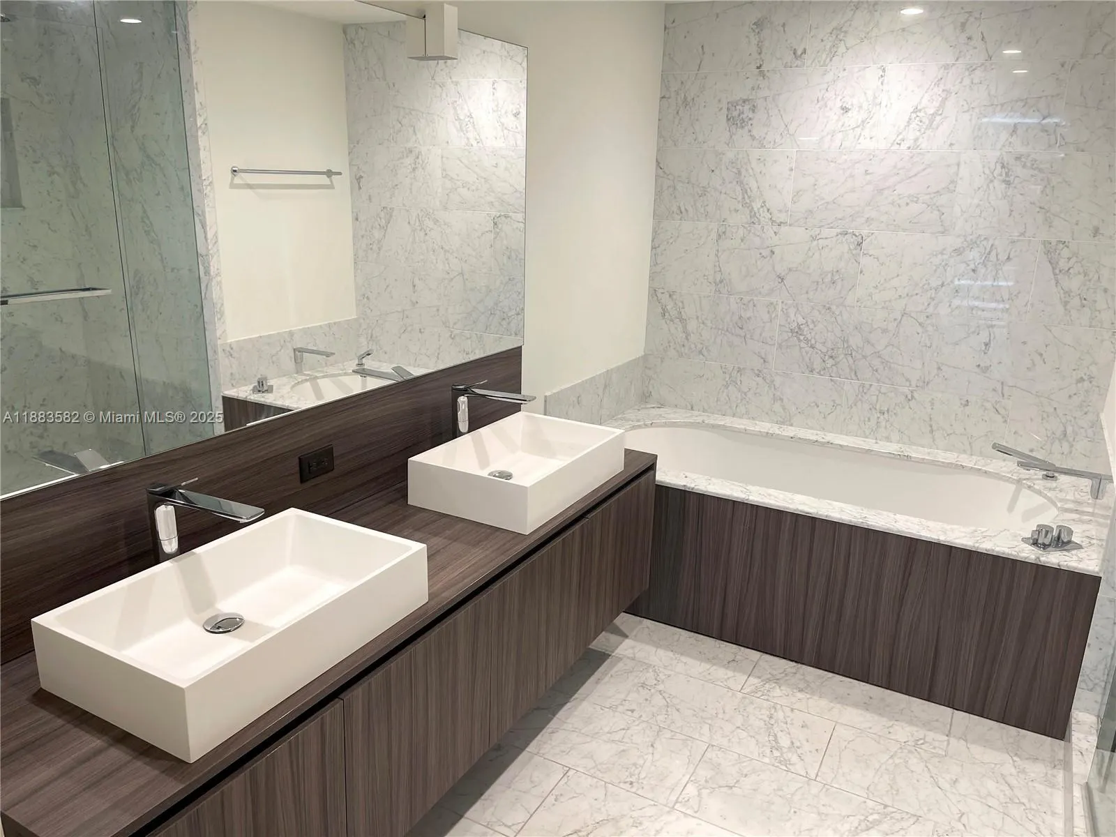 1000 Brickell Plz, #3507