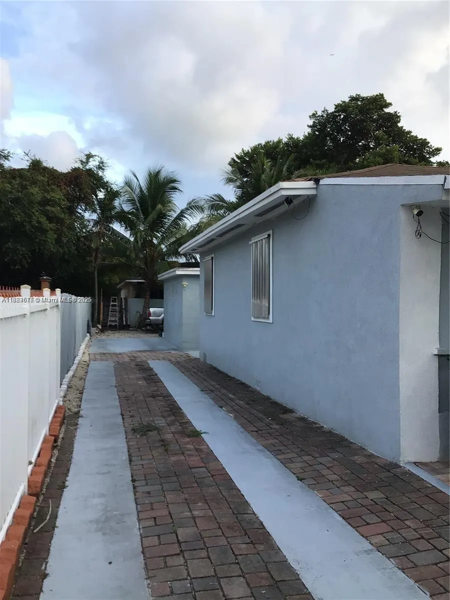 1860 NW 45th St
