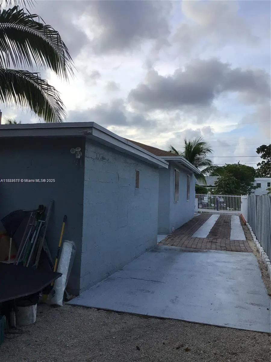 1860 NW 45th St