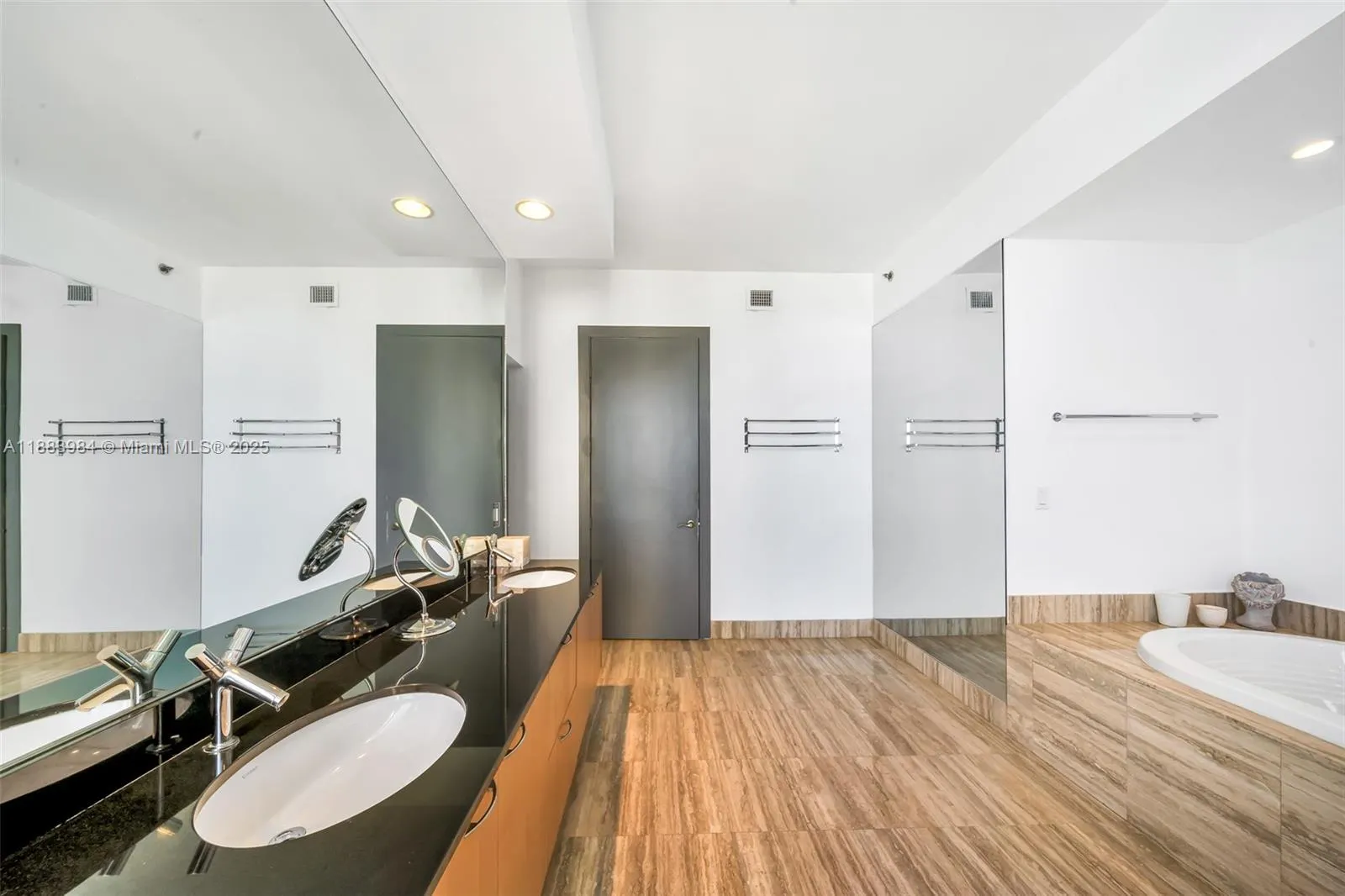 16001 Collins Ave, #701