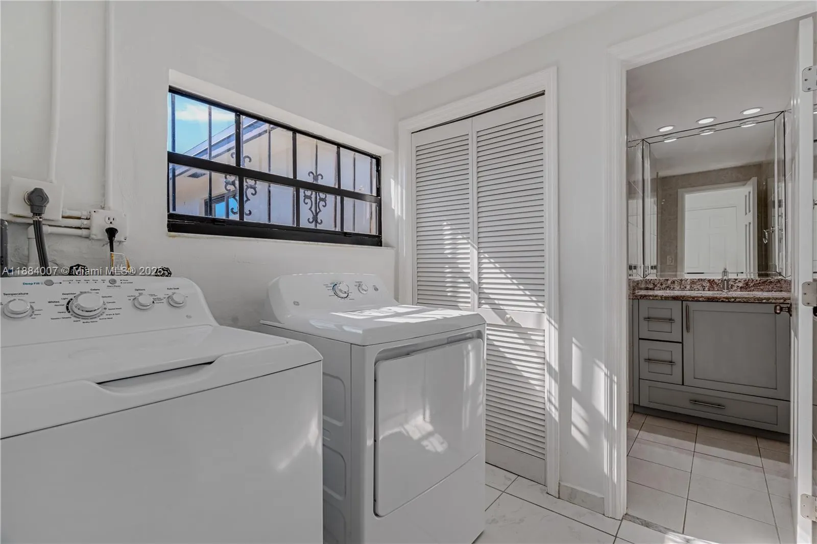 1231 W 60th Ter