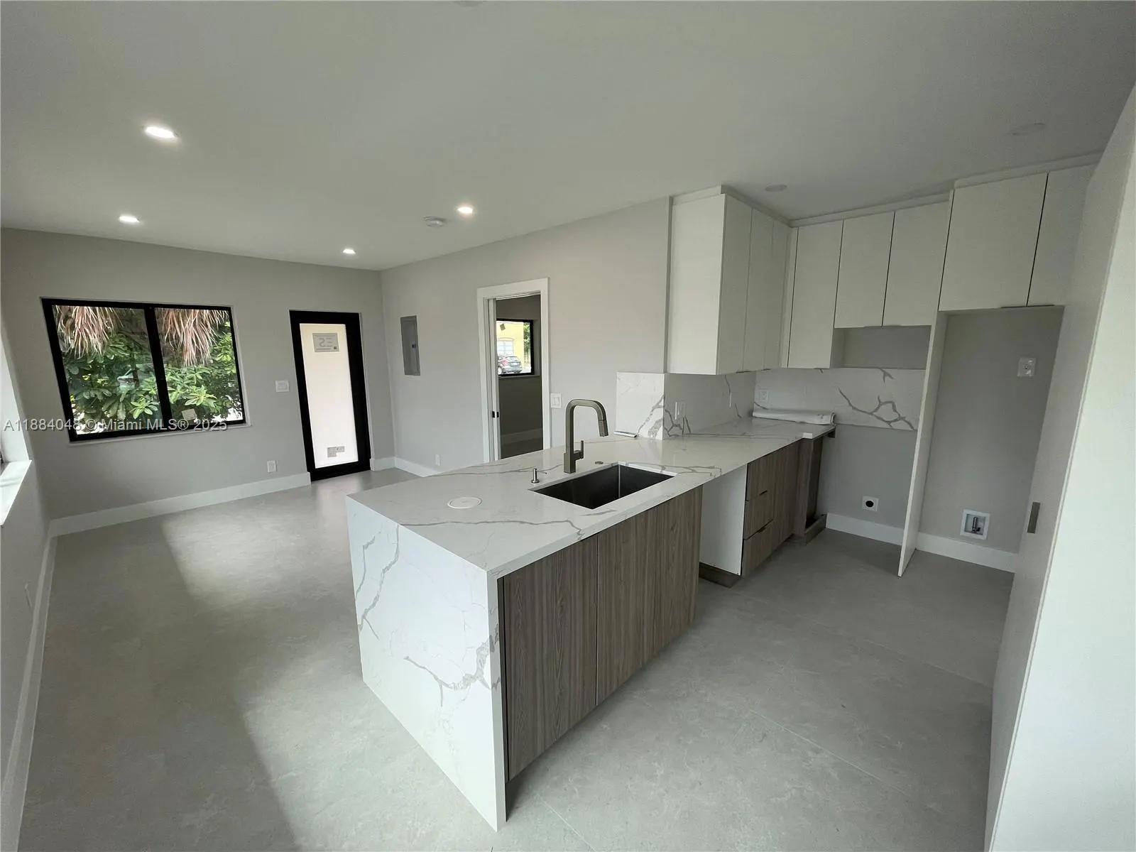 1050 NE 9th Ave, #1