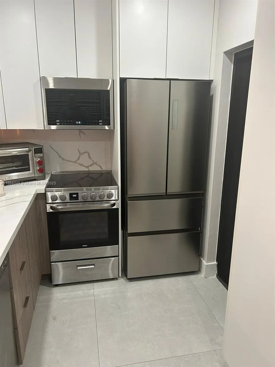 1050 NE 9th Ave, #1