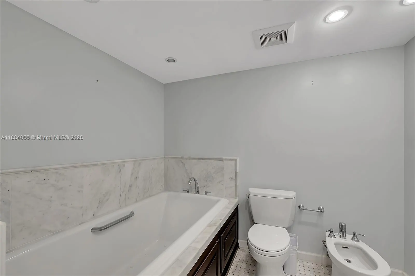 5415 Collins Ave, #506