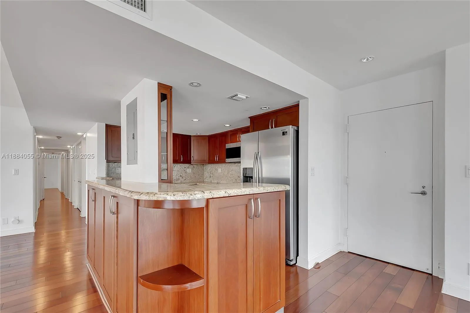 5415 Collins Ave, #506