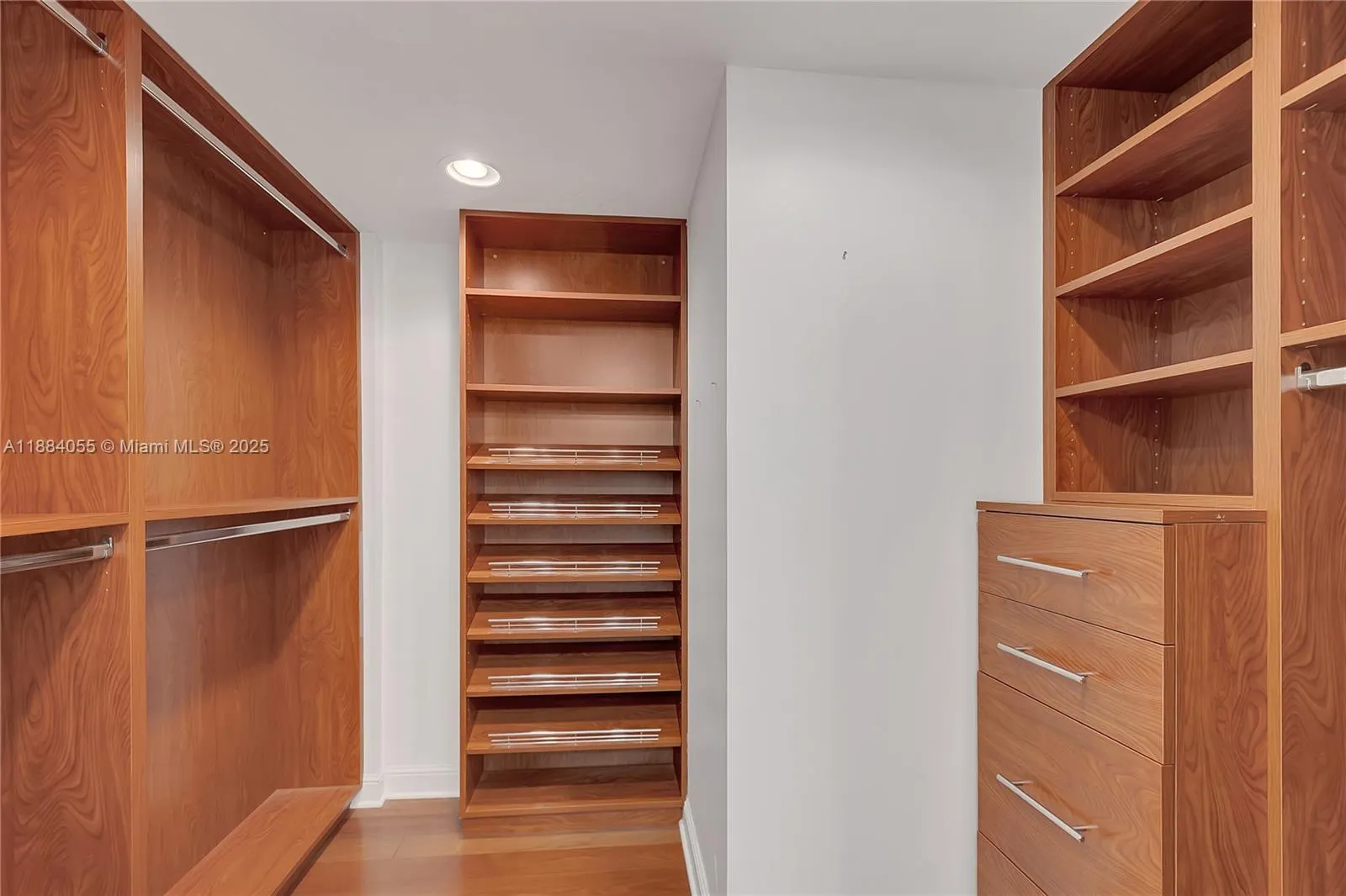 5415 Collins Ave, #506
