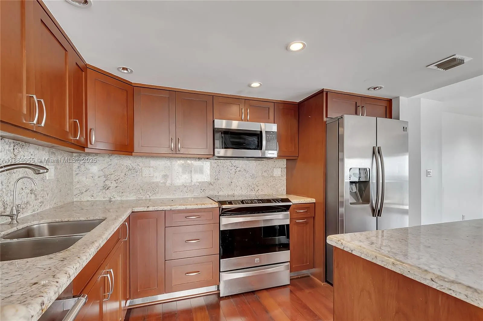 5415 Collins Ave, #506