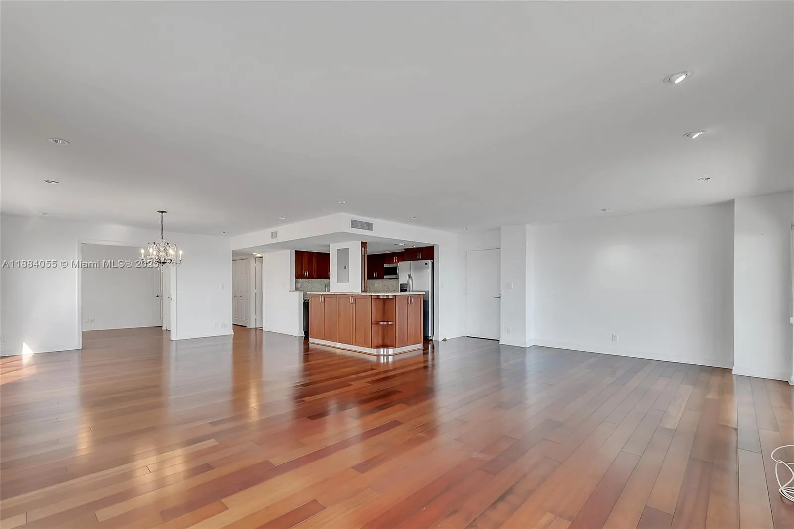 5415 Collins Ave, #506