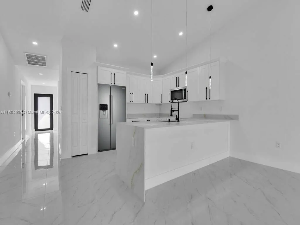 713/715 Hightower Ave S