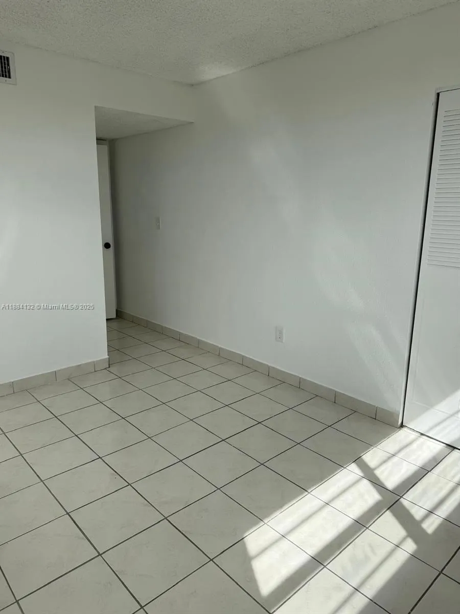 1255 W 53rd St, #202
