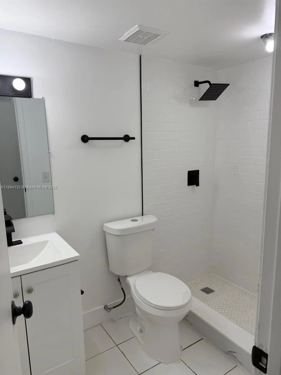 1255 W 53rd St, #202