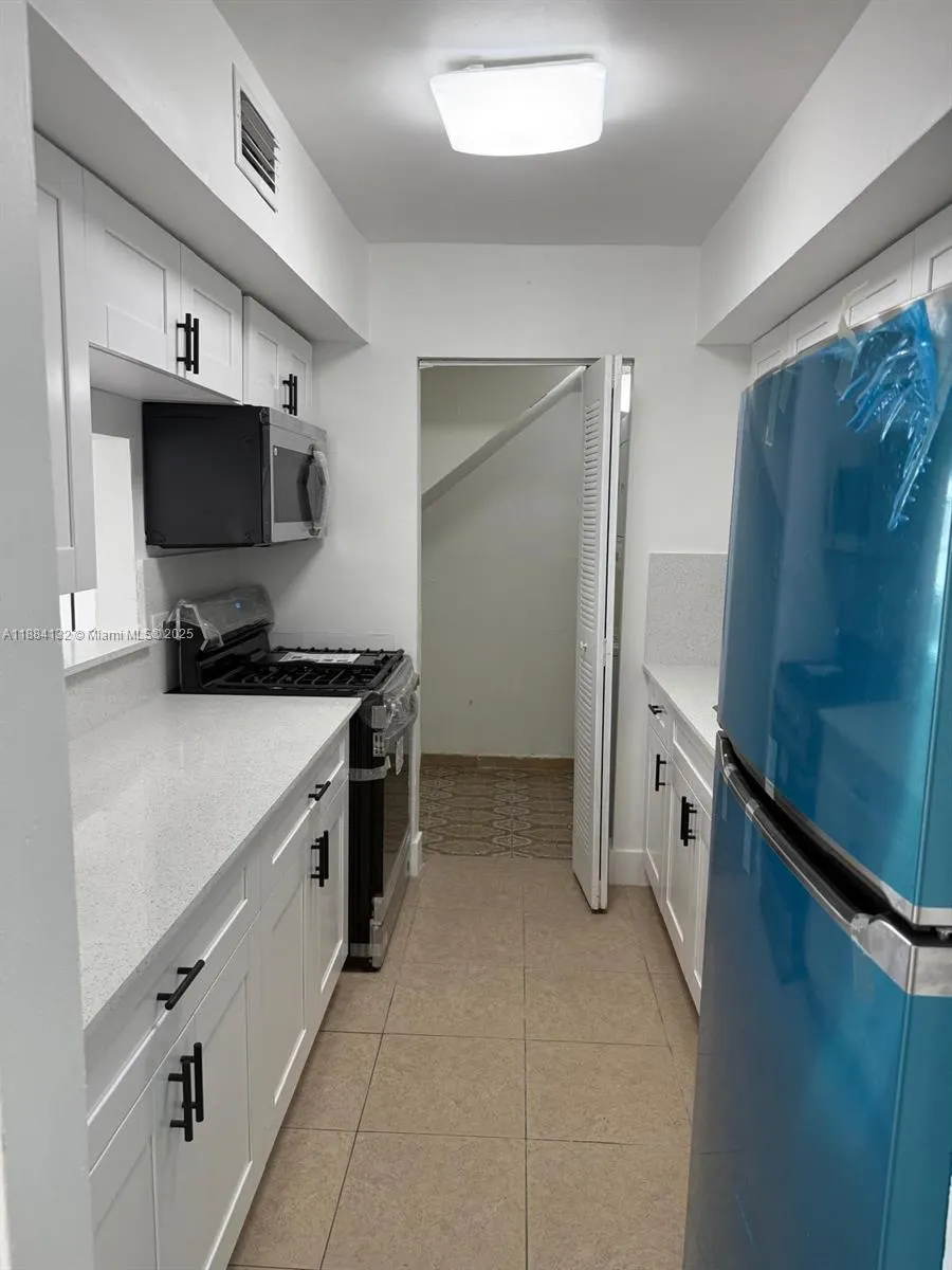 1255 W 53rd St, #202