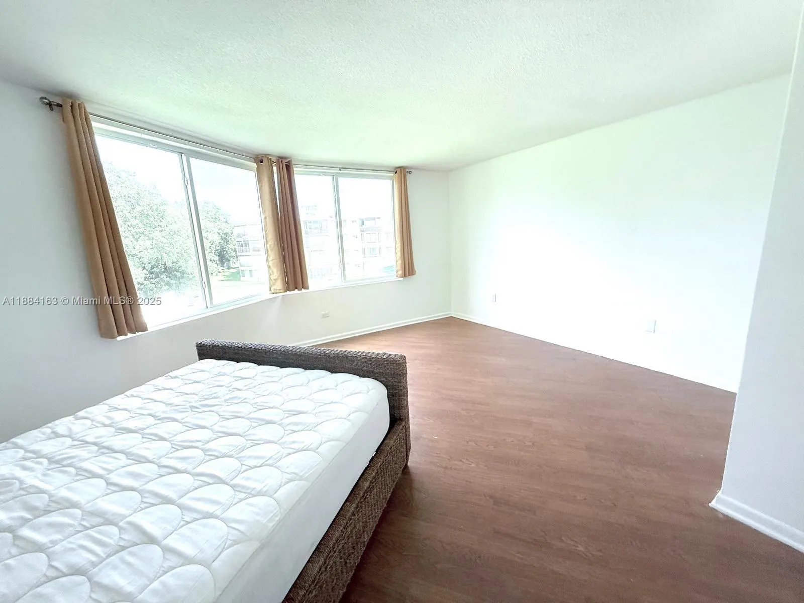 1201 NE 191st St, #G304