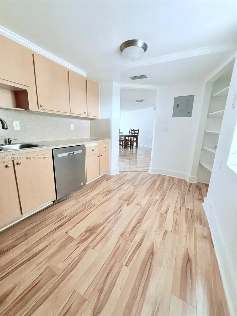 1201 NE 191st St, #G304
