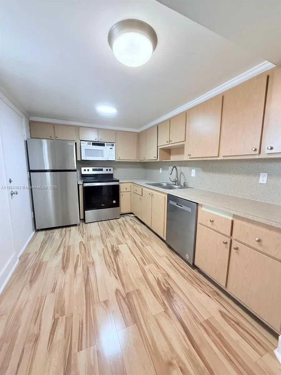 1201 NE 191st St, #G304