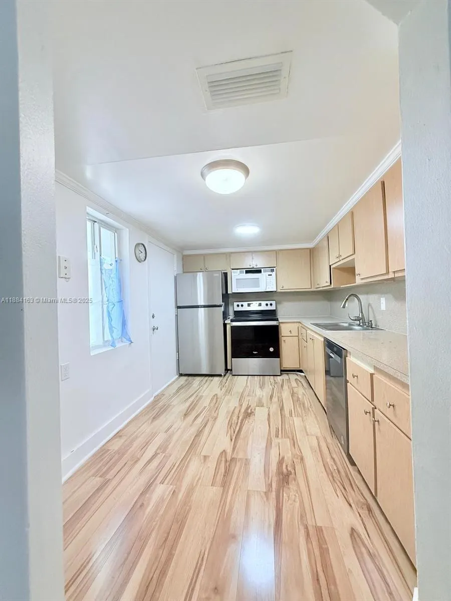 1201 NE 191st St, #G304