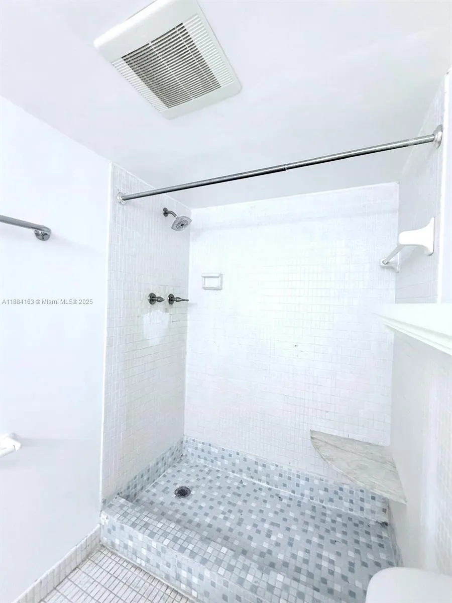 1201 NE 191st St, #G304