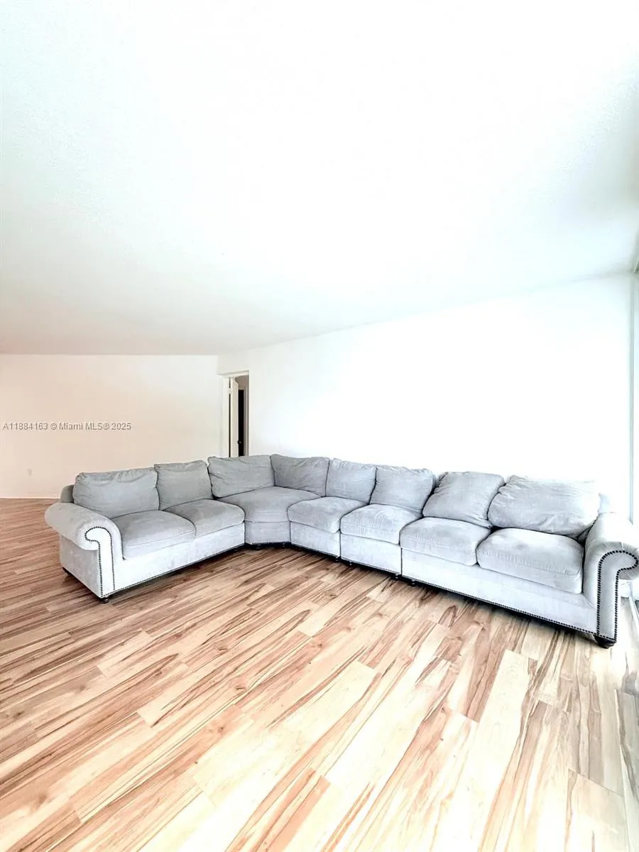 1201 NE 191st St, #G304